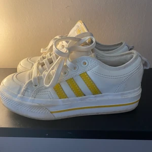 Adidas  - Supersnygga skor i storlek 38 (lite små så passar även 37)💖andvända få gånger pga för små💕 350kr inklusive frakt!!💛💛💛