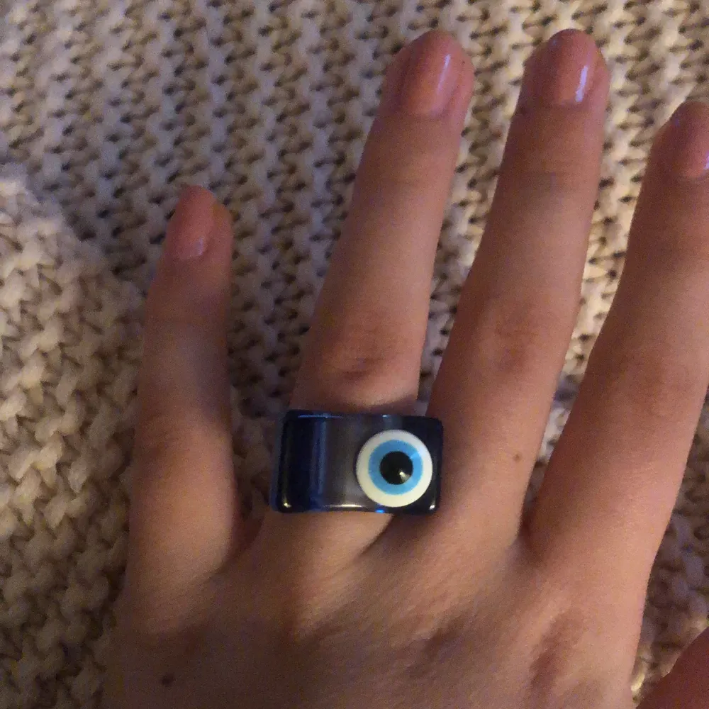 Säljer den här snygga evil eye ringen, den är lite för liten för mig och och jag har storlek S på ringar❤️. Accessoarer.
