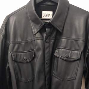 Skinn jacka eller skjorta från Zara med skärp. Perfekt till hösten att ha under en jacka 😍 storlek XL, jag ville ha oversize som är en S/M egentligen 🙆‍♀️