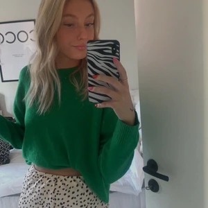 Grön stickad tröja - Budgivning vid stort intresse, slutsåld tröja från hm , så snygg och cool💚💚💚