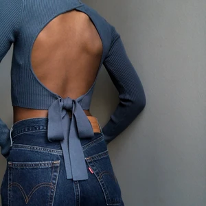 Nakd tröja med öppenrygg 🛸 - Super snygg och skön långarmad tröja från nakd där man kan knyta där bak 🥰 säljer pga flytt✨