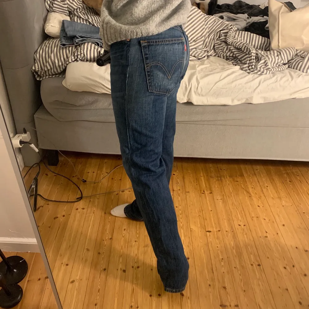 Vintage levisjeans i herrmodell 501. Snyggaste jeansen och i jättefint skick. De är i storlek 30/32. Är S och 162lång, och passar någon som är längre än mig. Spårbar frakt 66kr📦. Jeans & Byxor.