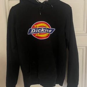 Dickies hoodie - Säljer min dickies hoodie i storlek small. Använder den inte längre, den tar bara plats i garderoben. Använd men i fint skick. Inga fläckar eller hål. Bara att skriva för frågor eller för bättre bilder💓 250 plus frakt 