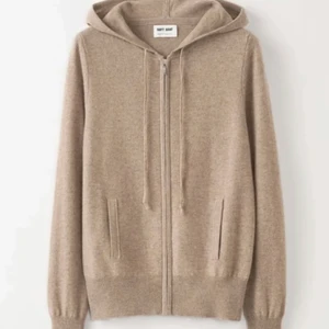 Soft goat - Nu säljer denna jättefina beiga soft goat tröjan som ser ut att vara i nyskick! Storlek S men passar även M. Kan sänka priset vid snabb affär!