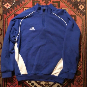 Adidas kofta  - Jätte sön adidas kofta, helt i nyskick. Färgen syns bäst på bild 2. Skulle säga att den bäst passar runt S!Köparen står för frakten <3