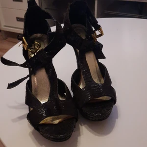 Högklackade skor märke tiamo - Skor i fint skick stl 39 