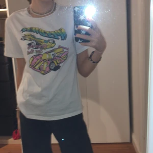 T-shirt - Skit cool t-shirt från okänt märke! Köpte här på plick för inte så länge sen! Då va pris lappen kvar men och har själv använt i typ nån vecka men känner att den inte kommer till användning💘 pris kan diskuteras. Köptes för 149kr