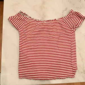 Gina tricot topp - En fin randig Gina tricot topp, använd några få gånger