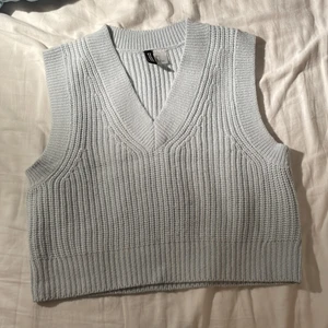Ljusblå stickad väst - Säljer nu denna supersöta väst från hm. Köpte den i våras men den har inte kommit till användning. Säljer den för 100 kr. Köparen står för frakten.💕