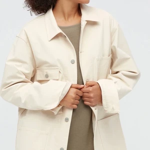 Vit jacka - En vit jacka som i stort sett är i nyskick då den använts en gång. Passar jättebra till både sommar och vår.