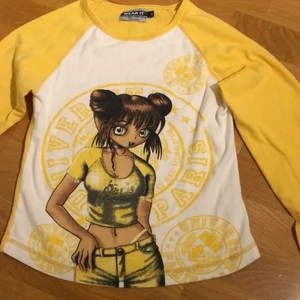 Anime tröja - En långärmad animetröja som jag alldeles för sällan har använt, köpte den helt ny och har inga defekter eller tecken på användning💕 Frakt: 45kr                    Skriv vid frågor😊 
