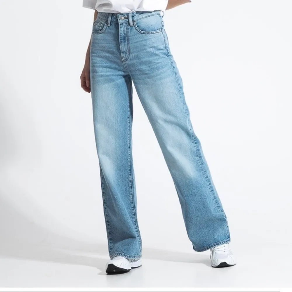 Säljer dessa snygga jeansen. Kommer dock aldrig till användning o har endast använt 3 gånger💞köptes för 300 och säljs för 100 + frakt❤️. Jeans & Byxor.
