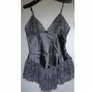 mörkgrå satin topp stl XS - köptes från hm sent 90-tal/tidigt 2000tal. storlek XS (34). möts upp i stockholm eller fraktar *köpare står för frakt och swishar innan plagget fraktas 👾