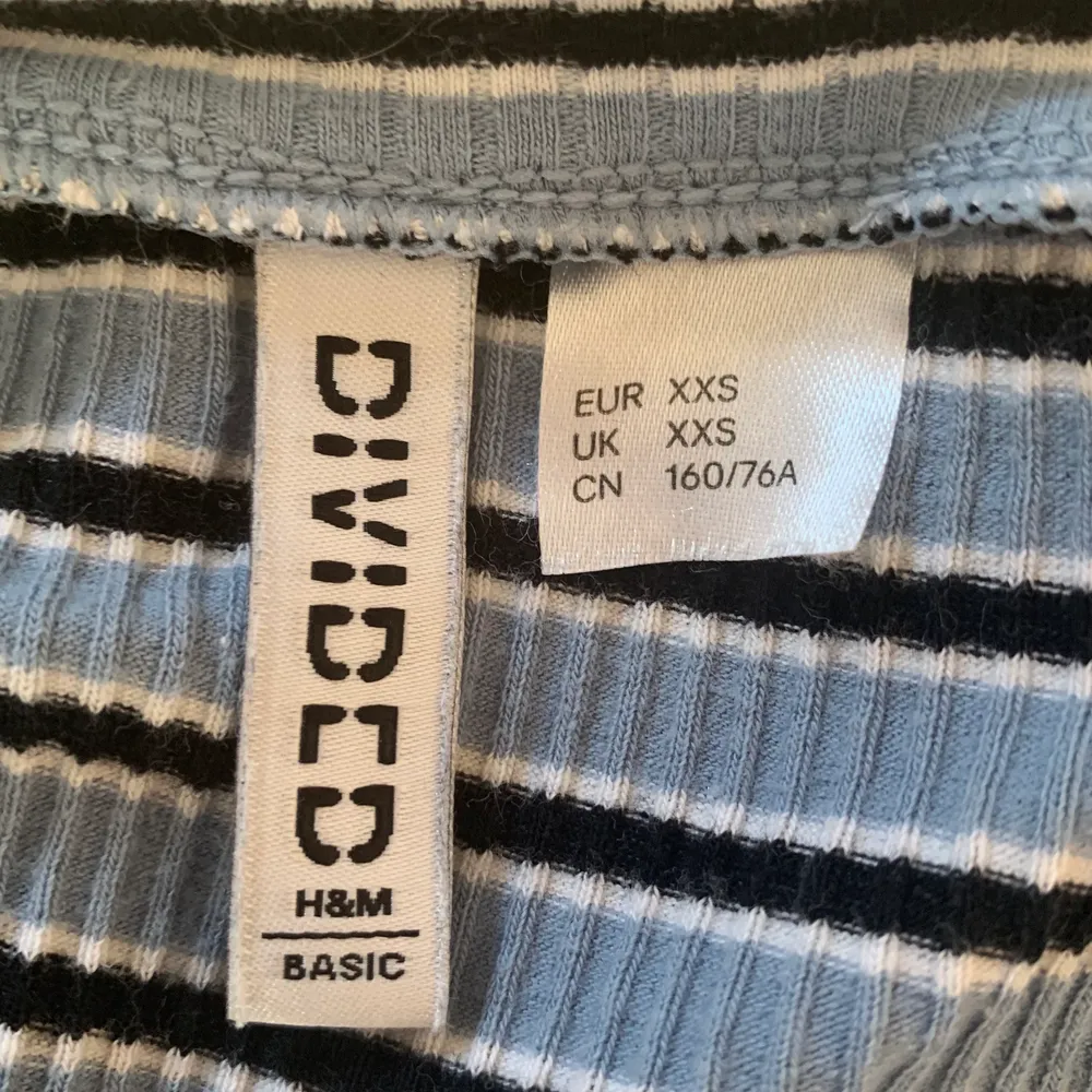 tröjan är i bra skick, är storlek xxs men ska nog funka för xs, har haft den i två år men har knappt använts:). Toppar.