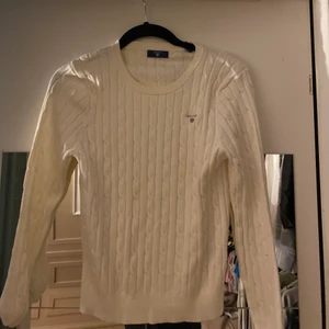 Gant tröja - Helt oanvänd gant tröja som tyvörr inte är min stil,  köpte den för ca 1000kr , säljer då de inte ä min stil, hör gärna av er vid flera frågor eller bilder, passar en både xs/s jag är själv S och passar bra på mig, jätte skönt material väldigt mjuk och mysigt nu till hösten🥰 köparen står för frakt 📦 jag ansvarar inte för postens slarv 