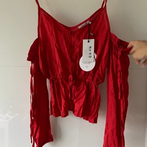 Blus - Säljer denna supersnygga blus ifrån NAKD. Helt oanvänd med prislapp kvar. Säljer pga för stor för mig. Storlek 36/S men passar även M. Köparen står för frakt 💞
