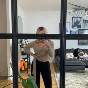 Tröja med knytband - Ribbad beige tröja med knyt (som du själv knyter). 