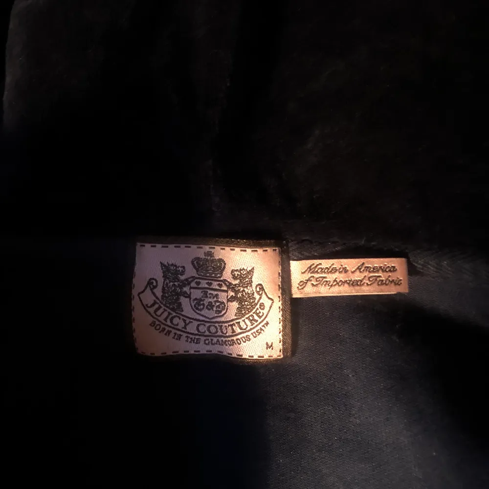 Svin snygg mörkblå juicy couture tröja i storlek S. Kontakta mig om mer info och för fler bilder❤️ . Tröjor & Koftor.
