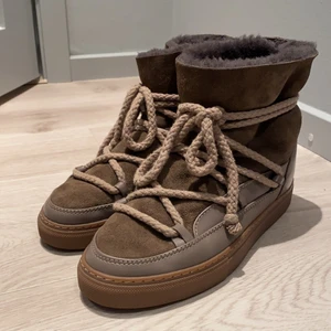 Inuikii skor  - Säljer mina fina inuikii skor i modellen sneaker som är i nyskick!💕 storlek 39, men passar 38 oxå då jag vanligtvis har det i skor. Skriv om ni vill ha fler bilder och bilder med skorna på!🌟. Nypris: 2600 