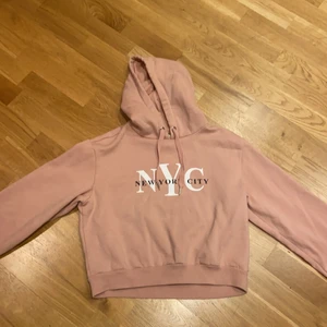 Hoodie - Jag säljer denna rosa väldigt fina hoodie med tryck från H&M. Säljer för att jag vuxit ur den.