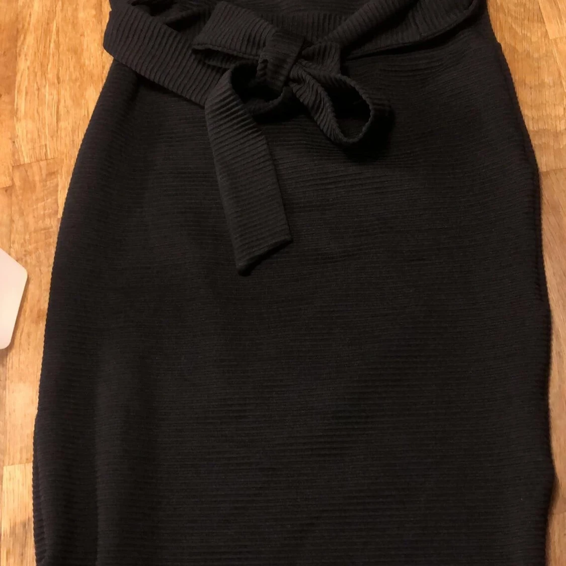 Svart kjol med rosett