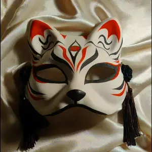 Säljer den här kitsune masken pga den inte kommer till användning! 🥰💖