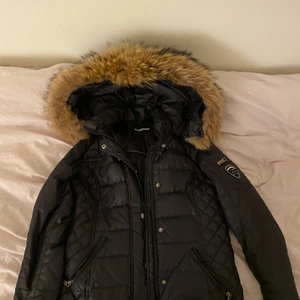 Rock and blue vinter jacka storlek 34 - Rockandblue vinterjacka storlek 34 köptes vinter 2019, köpt för 3999kr. Äkta päls, två inne fickor & tre utanpå, på luvan med päls finns både knappar och en dragkedja så man kan ta bort luvan om jackan skulle behöva tvättas est. En riktigt bra jacka till vinter tjock och varm. 