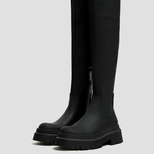 Höga boots - Intressekoll på dessa höga boots från pull and bear då jag råkat beställa 2 par och helst inte orkar skicka tillbaka dem! Jättefin modell i matt material som går över knäna. Tror även att de är slutsålda hittar den ingenstans! Kan skicka mer bilder på skorna om man vill! Nypris 699 