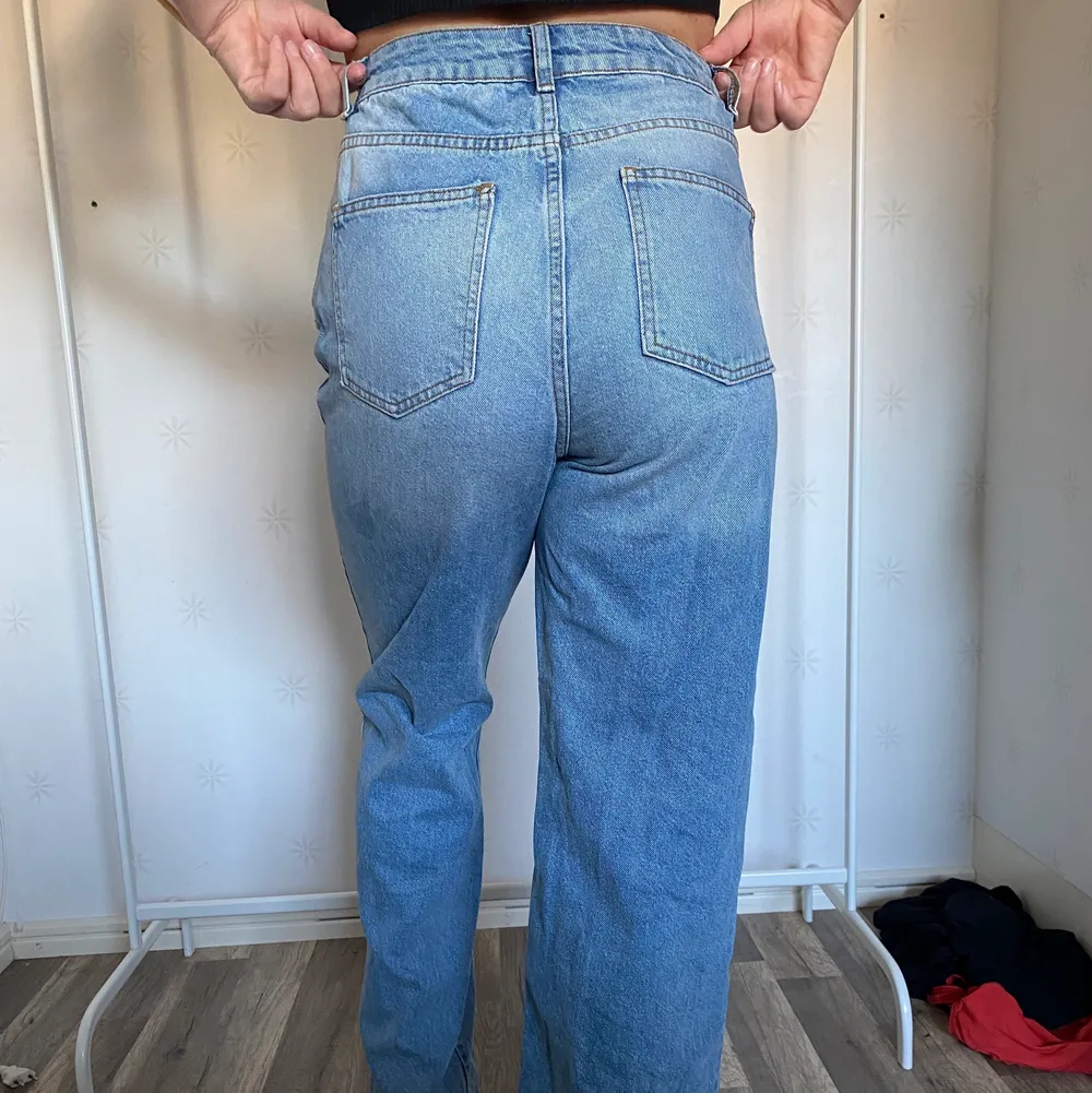 Jeans i storlek 29/32 i perfekt blå färg.I nyttskick, säljer för att dem är lite förstora för mig.. Jeans & Byxor.