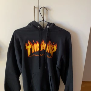 Thrasher hoodie - Säljer min älskade thrasher hoodie!! Den är i bra skick, dock är den lite sliten i ena snöret (se bild 3) annars är den så gott som ny! 