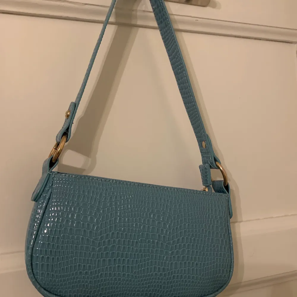 Säljer denna supergulliga blåa handväskan då jag inte har någon användning till den längre🧸frakt tillkommer. Väskor.