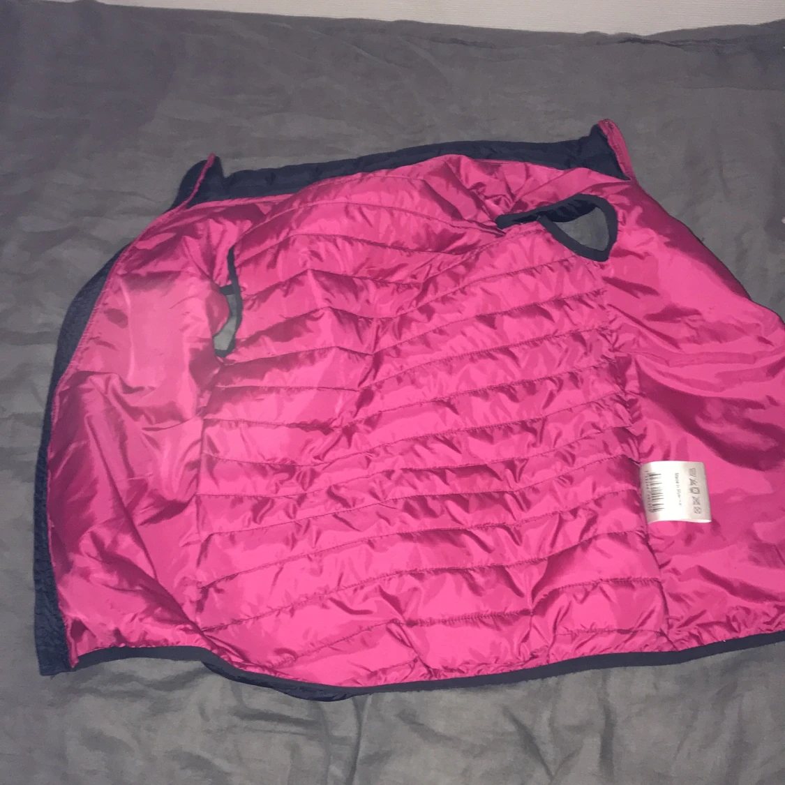 En mörk blå och rosa väst  - 90