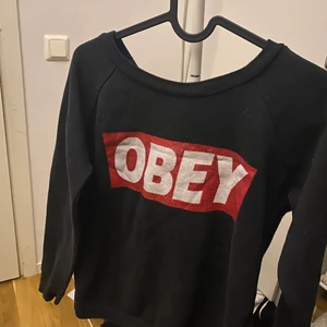 Obey-tröja  - Svart tröja nästintill inte använd köptes men passade inte så bra. Den är i storlek XS 