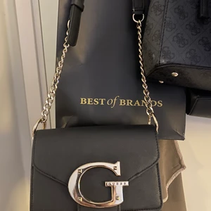 Guess väska - Säljer nu min fina guess väska🤍 i fint skick! Två fack inuti!