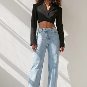 Angelica Blick x NA-KD - Jeans i en ljusblå stentvättad färg, rak modell med V-formad midja. Superfina men passade inte riktigt på mig tyvärr. Aldrig använda, endast provade! Modellen på bilden har storlek 36, mina är i storlek 34. Nypris: 499kr - mitt pris: 300kr. Kan mötas upp i Stockholm eller leverera, vid leverans tillkommer leveranskostnad✨