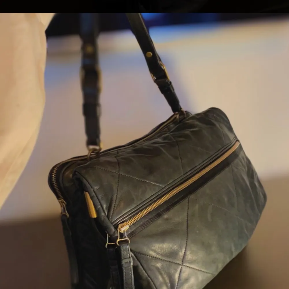 Lækker stor, rummelig vintage taske God til studie eller til Instagram billederne ;)  Den er af læder og af det kendte, franske luksuriøse mærke Lanvin… byd gerne, dog realistisk  . Väskor.