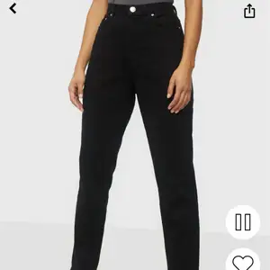 Mom jeans köpa på Nelly dock så är märket Ginatricot. Köpta för 1 år sen men använda ett par gånger. Storlek M. Köpa för 499, säljer för 330.