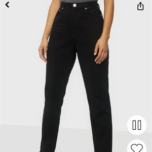 Mom jeans  - Mom jeans köpa på Nelly dock så är märket Ginatricot. Köpta för 1 år sen men använda ett par gånger. Storlek M. Köpa för 499, säljer för 330.