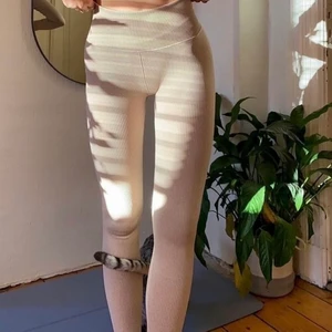 Tights /leggings  - Säljer dessa populära slutsålda tights från bikbok i en jättefin beige färg. I storlek M och är knappt använda så dom är i nyskick. Köpta för för 300 