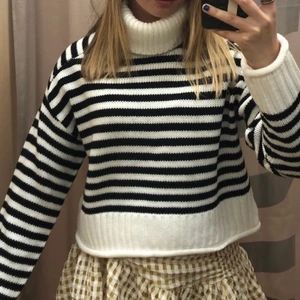 Bershka Stickad tröja  - Stickad tröja från bershka💕 Jätteskön och fin men använder den inte längre. Använd men i bra skick! Storlek L men passar allt från s-l