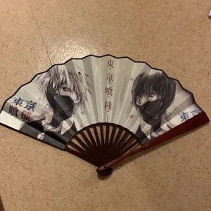 Solfjäder |Tokyo Fhoul| - 33cm solfjäder med två bilder på varje sida. 