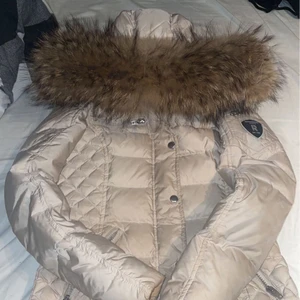 Rock and blue jacka 36 -  Rock and blue jacka med äkta päls ,stl 36 färg Beige. Använd få gånger då jag haft en annan jacka. Hur fin som helst o fint skick ny pris 3500kr