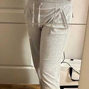 Gråa Juciy couture byxor - Hej! Jag säljer mina juciy byxor i storlek L, för att det är tyvärr för stora på mig. Det är knappt använda, använt några gånger. Det är långa i benen (jag är 167 med längre ben än de ”vanliga”). Nypris 999kr och jag säljer de för 700kr. Skriv privat om ni har fler frågor eller skulle vilja ha fler bilder❤️startar en budgivning om många är intresserade:)