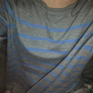 En randig tröja från zara - Den är väldigt ny köpte för 3 eller 4 veckor sen så väldigt bra kvalite