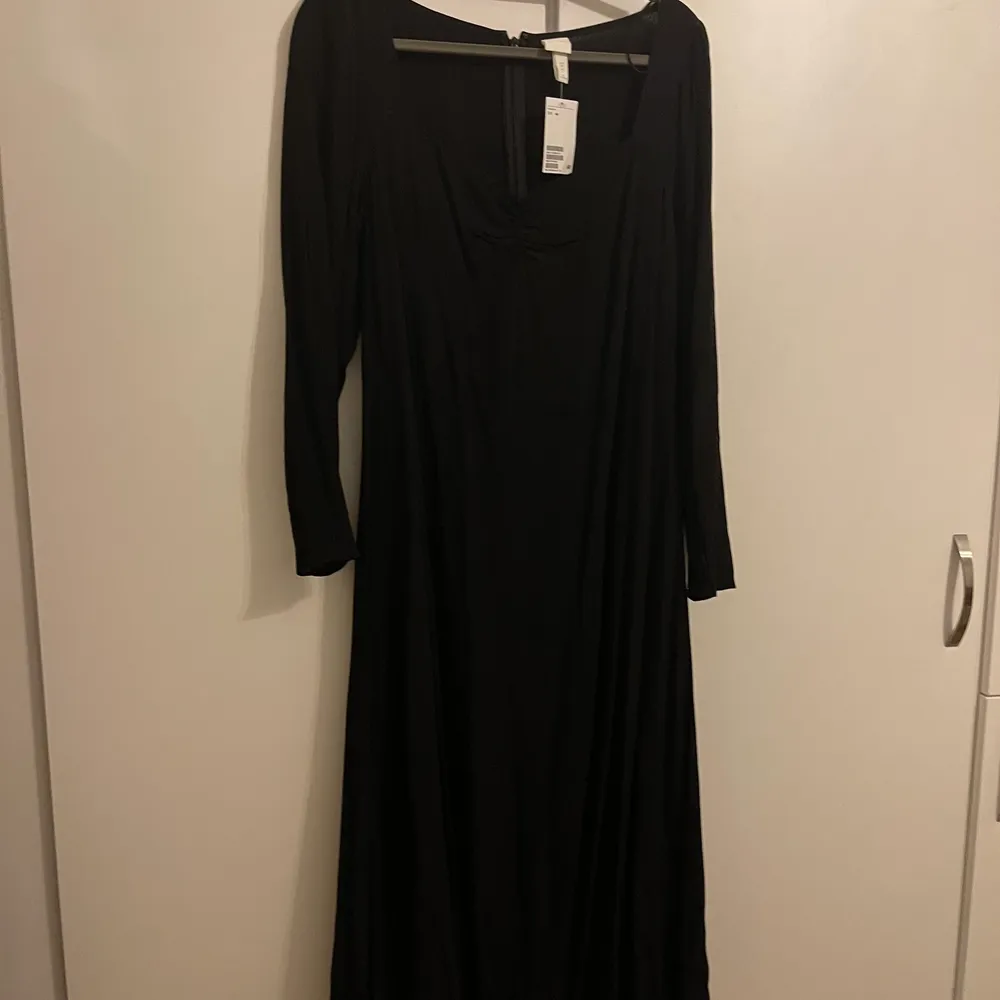 Vanlig svart klänning , ny skick , har inte använd den en ända gång . . Klänningar.