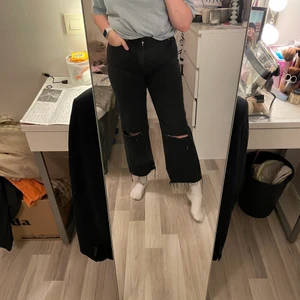 Svarta jeans med hål i knäna! - Svarta jeans med slitna hål på knäna och nertill vid anklarna! Modell Jane från lager 157! Stretchigt tyg och väldigt bekväma! Använda 1-2 gånger!🖤