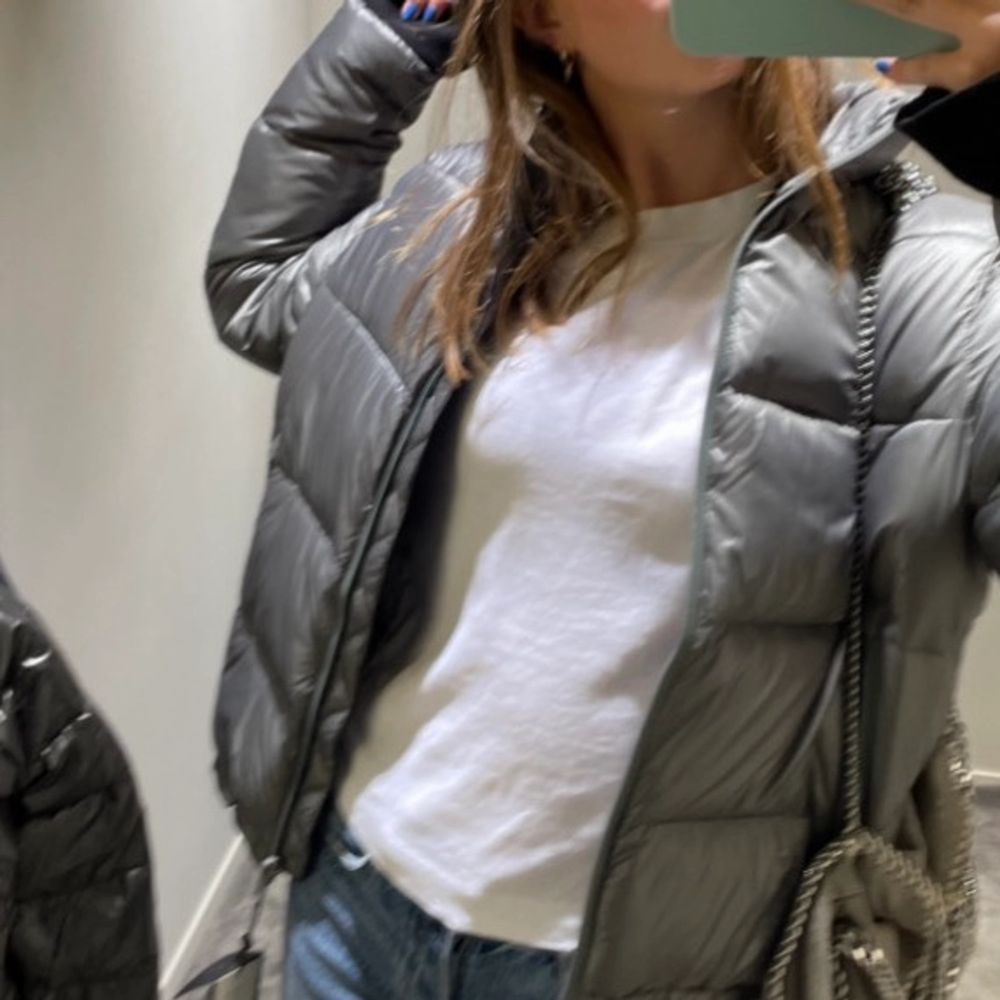 Så fin jacka i en as cool färg, helt oanvänd!! Köpt för 1300kr. Jackor.