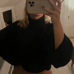 Svart stickad tröja - En svart räfflad stickad tröja som har hög krage. Jättefin och skön nu till hösten!🖤🖤 Storlek xs men passar mig perfekt och jag har S!