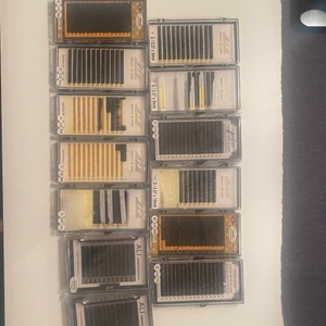 Fransar (blandade längder och böj) - 13 förpackningar me fransar från olika märken med olika längder och böj. En del förpackningar är helt oöppnade! 250 för alla 13 förpackningar. Hör av er vid frågor!🥰