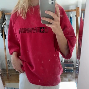 Rosa converse sweatshirt  - Rosa vintage sweatshirt från converse. St L i man. Säljer pågrund av lite för stor för mig (168). Tröjan har korta armar, men ganska långa på mig. Tröjan är lite längre dör bak än fram (se bild 3) Säljer för 100kr!